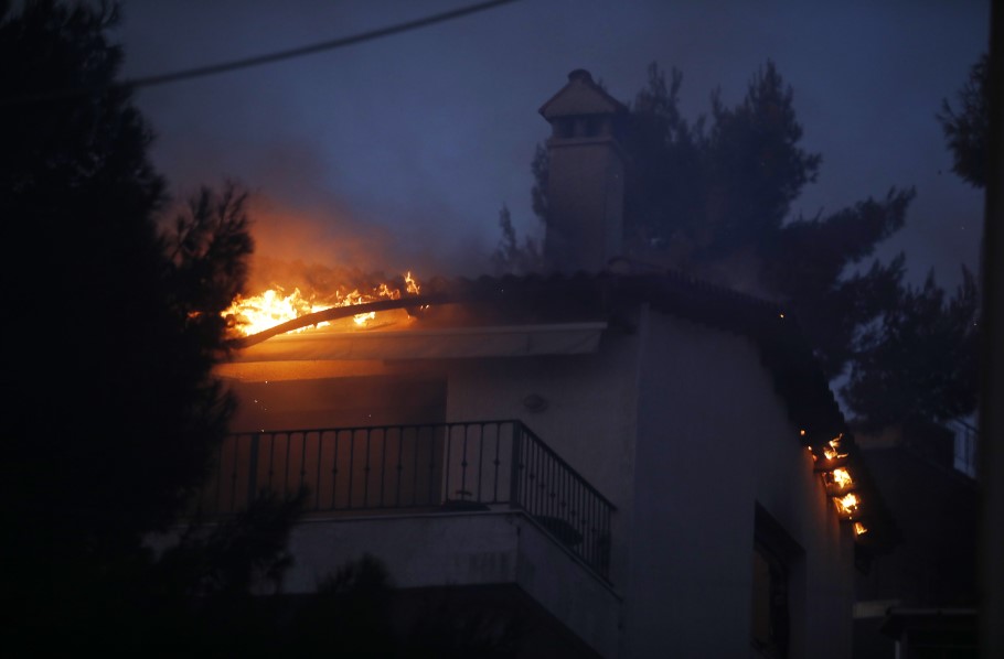 Η φωτιά στη Νέα Πεντέλη καίει τη στέγη σε κατοικία © INTIME/ΚΑΜΣΗΣ ΔΗΜΟΣΘΕΝΗΣ