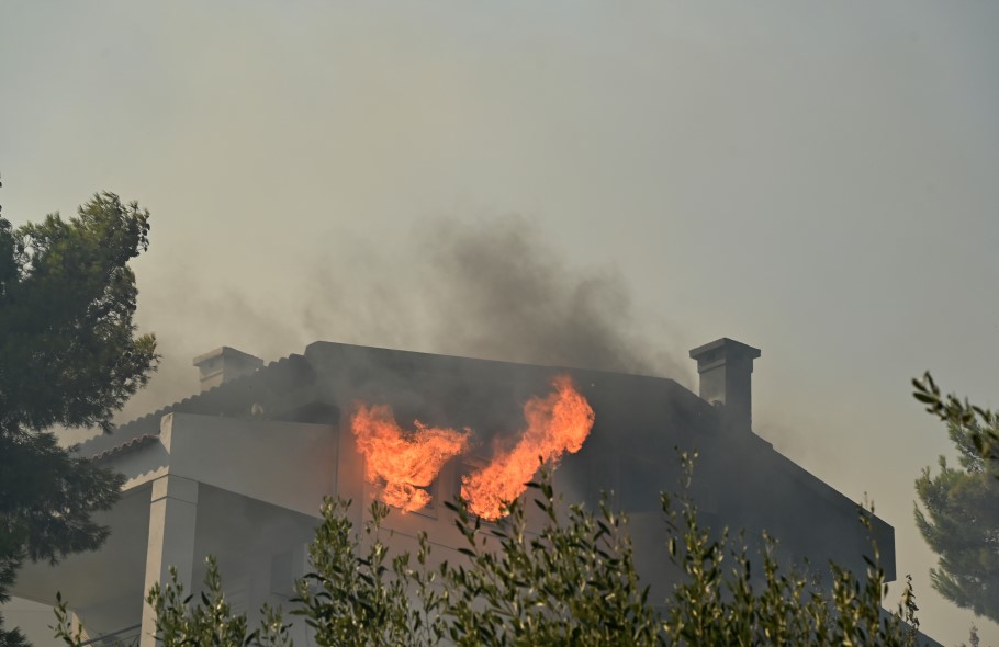 Σπίτια καίγεται στην Πεντέλη © INTIME/ΝΙΚΟΣ ΧΑΛΚΙΟΠΟΥΛΟΣ