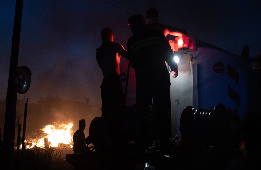 Πυροσβέστες και εθελοντές δίνουν μάχη με τις φλόγες σε Πεντέλη και Βριλήσσια © ΙΝΤΙΜΕ/ΜΗΤΣΑΚΟΣ ΔΗΜΗΤΡΗΣ