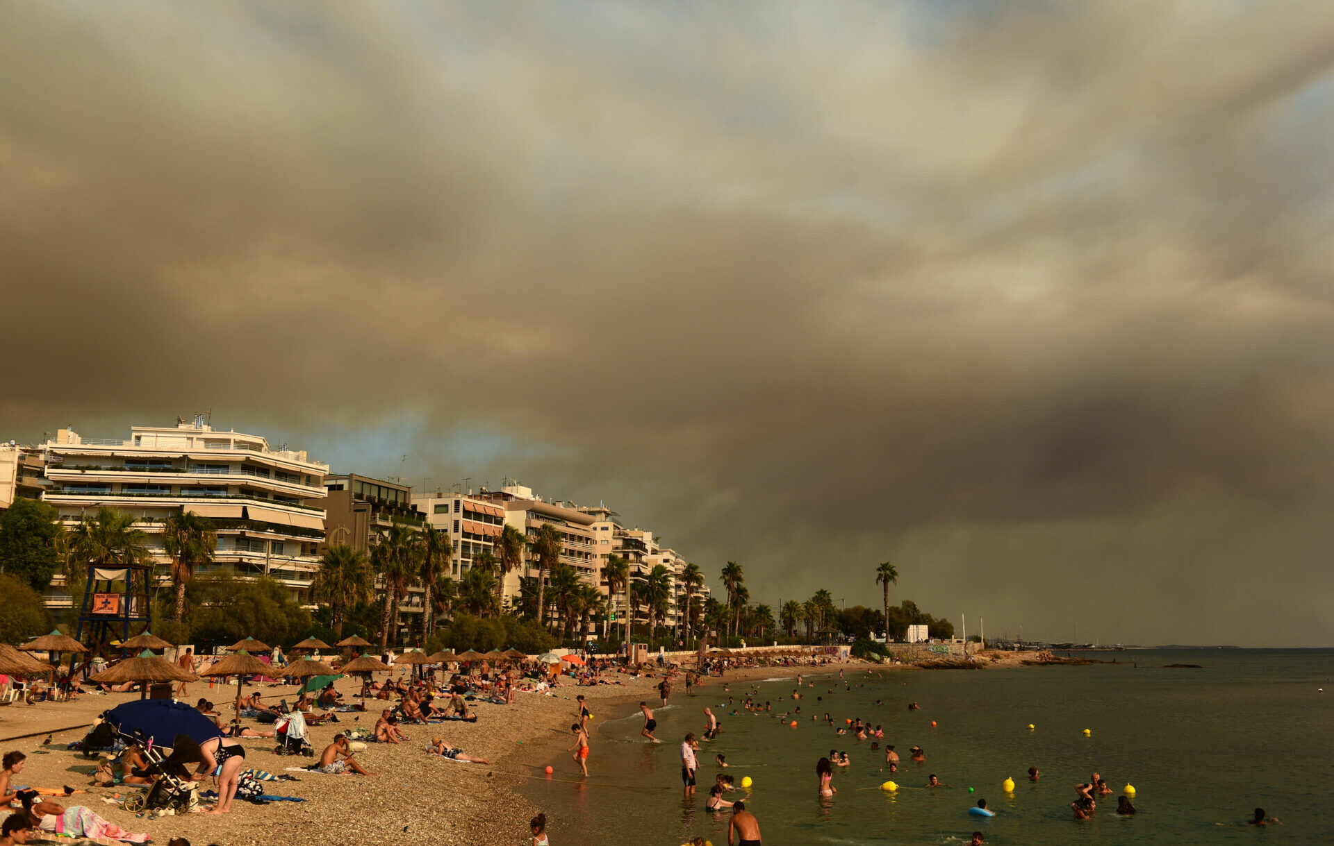 Καπνοί από τον Βαρνάβα στο Παλαιό Φάληρο © ΙΝΤΙΜΕ