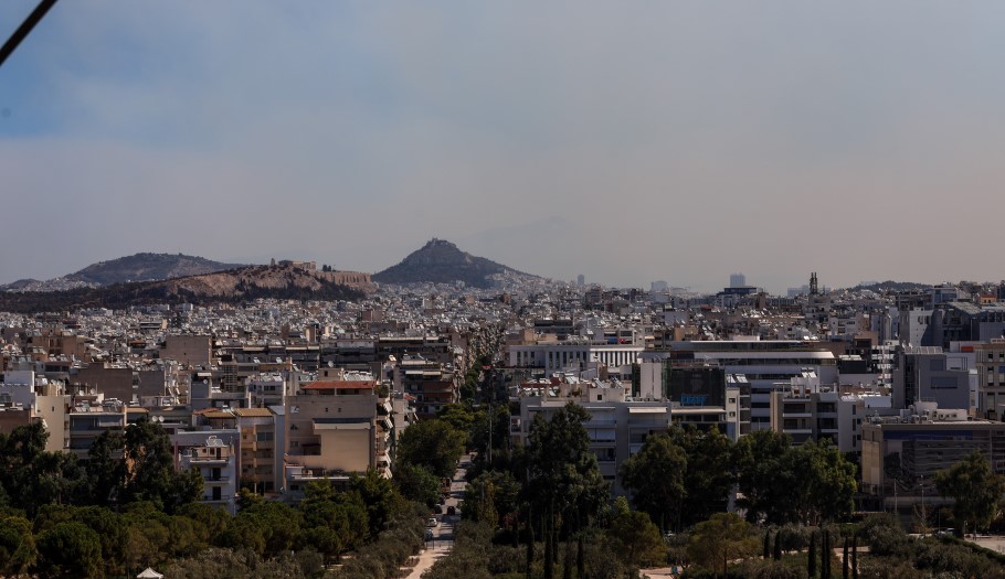 Πυκνός καπνός από τη Βορειοανατολική Αττική πάνω από το κέντρο της Αθήνας © EUROKINISSI/ΓΙΑΝΝΗΣ ΠΑΝΑΓΟΠΟΥΛΟΣ