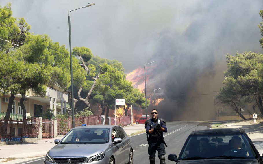 Παρανάλωμα του πυρός στη λεωφόρο Πεντέλης © ΙΝΤΙΜΕ