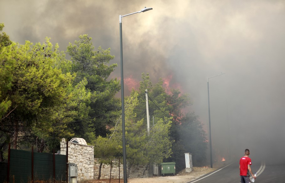 Σπίτι καίγεται στη λεωφόρο Πεντέλης © INTIME