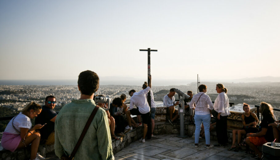 Κόσμος στον Λυκαβηττό © EUROKINISSI