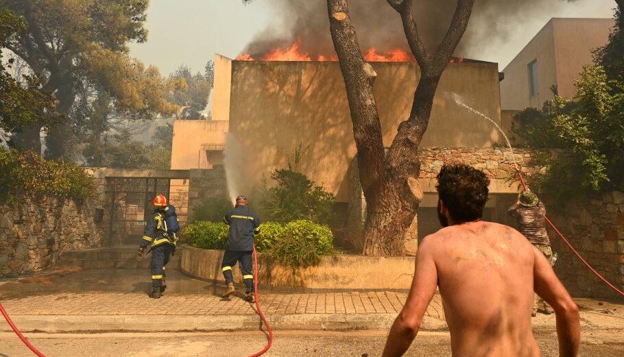 Σπίτι καίγεται στην Πεντέλη, καθώς η φωτιά μαίνεται ανεξέλεγκτη στην περιοχή © INTIME/ΝΙΚΟΣ ΧΑΛΚΙΟΠΟΥΛΟΣ