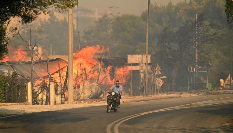 Δραματική η κατάσταση από τη φωτιά στην Πεντέλη © ΙΝΤΙΜΕ