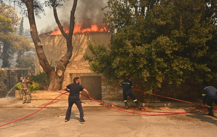 Πυροσβέστες προσπαθούν να σβήσουν τη φωτιά από σπίτι στην Πεντέλη © INTIME/ΝΙΚΟΣ ΧΑΛΚΙΟΠΟΥΛΟΣ