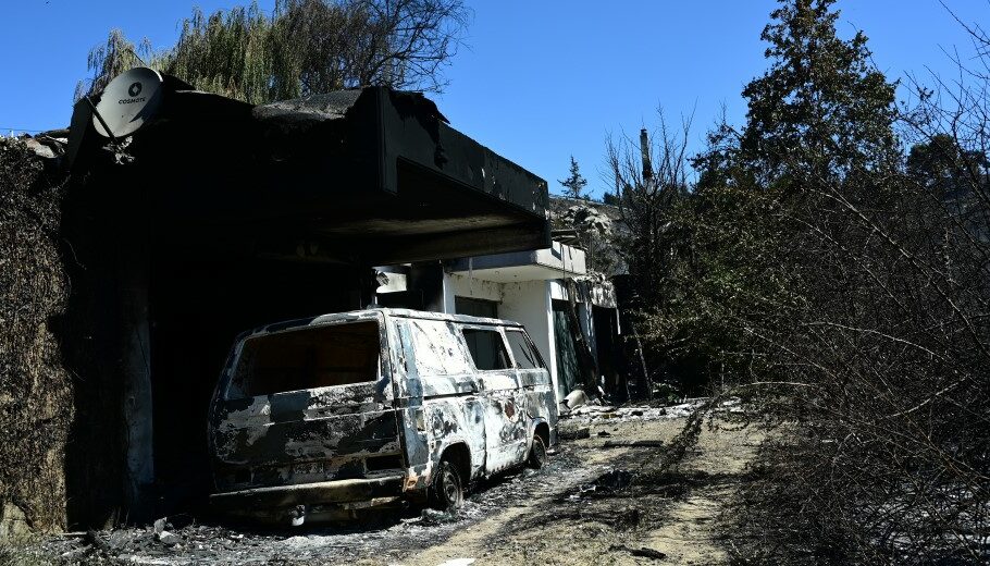 Καταστροφές από τη φωτιά στον Βαρνάβα Αττικής © EUROKINISSI/ΜΙΧΑΛΗΣ ΚΑΡΑΓΙΑΝΝΗΣ