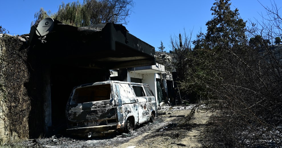 Καταστροφές από τη φωτιά στον Βαρνάβα Αττικής © EUROKINISSI/ΜΙΧΑΛΗΣ ΚΑΡΑΓΙΑΝΝΗΣ