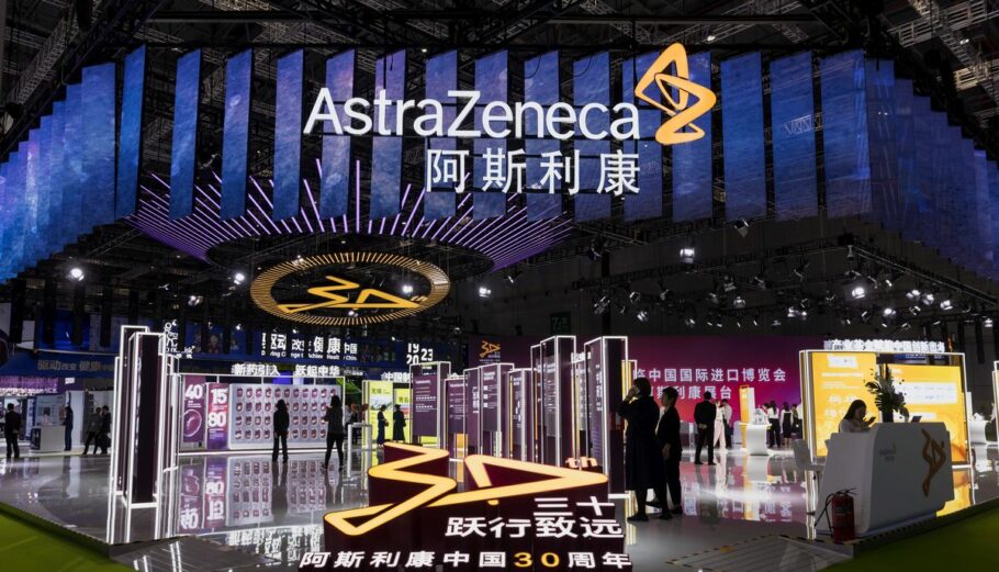 Περίπτερο της AstraZeneca στην China International Import Expo στη Σαγκάη, Κίνα © EPA/ALEX PLAVEVSKI