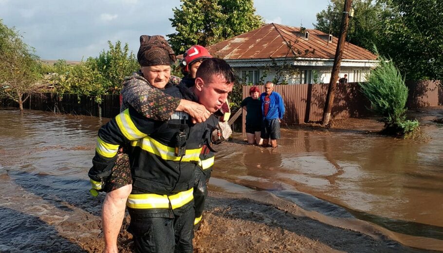 Διασώστης απομακρύνει ηλικιωμένη από πλημμυρισμένο σπίτι λόγω της κακοκαιρίας Boris στη Ρουμανία EPA:ROMANIAN GENERAL INSPECTORATE FOR EMERGENCY SITUATIONS HANDOUT -- MANDATORY CREDIT -- BEST QUALITY AVAILABLE -- HANDOUT EDITORIAL USE ONLY:NO SALES