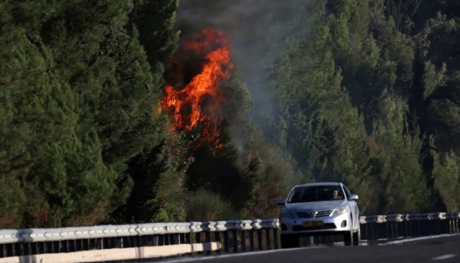 Bλήματα εκτοξεύθηκαν από τον νότιο Λίβανο κοντά στο Safed, στο βόρειο Ισραήλ © EPA, ATEF SAFADI