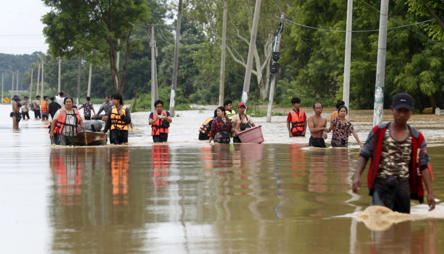 Πλημμύρες στη Μιανμάρ © EPA/NYEIN CHAN NAING