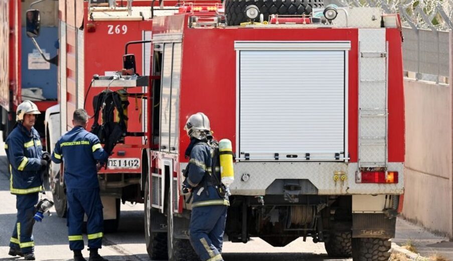 Πυρκαγιά σε αύλειο χώρο εργοστασίου επί της οδού Αγίου Ιωάννη Στεφανή, στα Νεόκτιστα Ασπρόπυργος Αττικής@intime