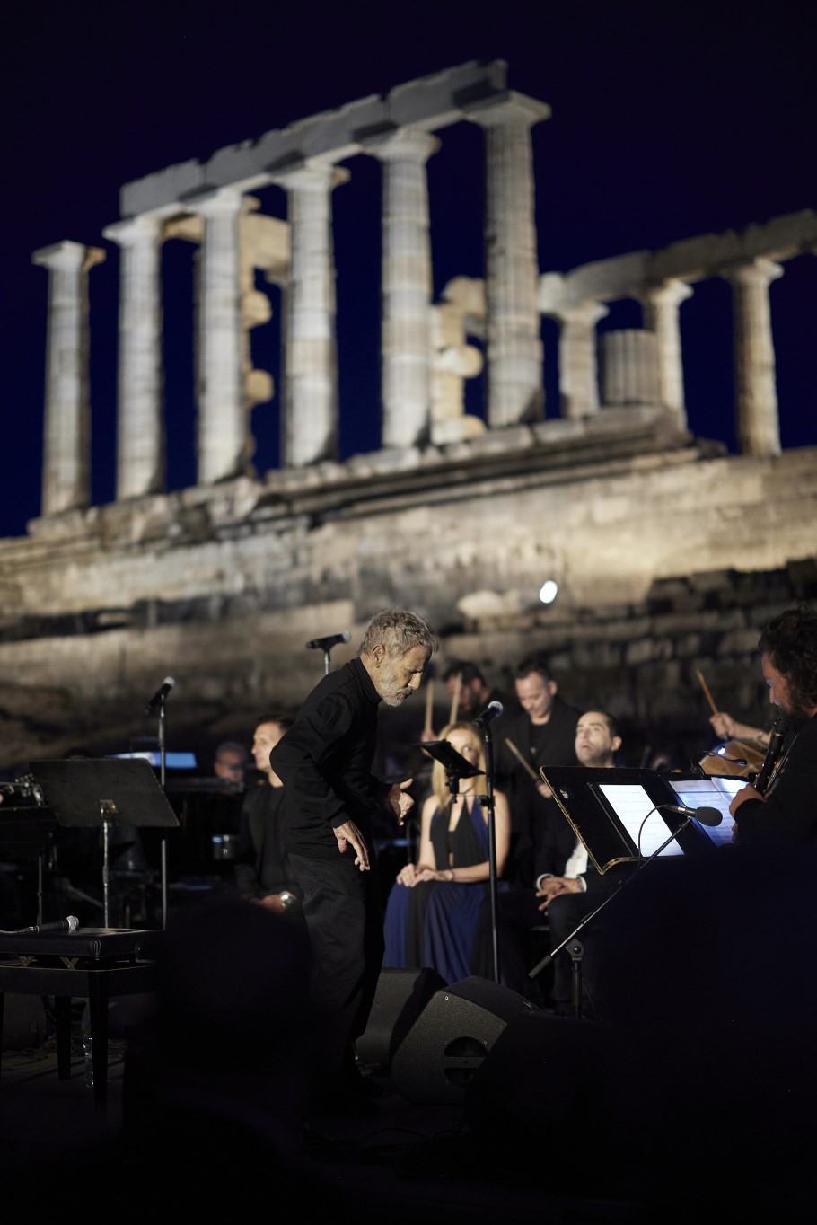 O Σταύρος Ξαρχάκος με φόντο τον νέο φωτισμό στον Ναό του Ποσειδώνα στο Σούνιο © Γ.Τ Πρωθυπουργού ΠΑΠΑΜΗΤΣΟΣ ΔΗΜΗΤΡΗΣ/INTIME