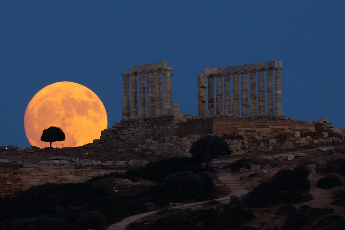 Φωταγώγηση του Ναού του Ποσειδώνα στο Σούνιο από τη Metlen