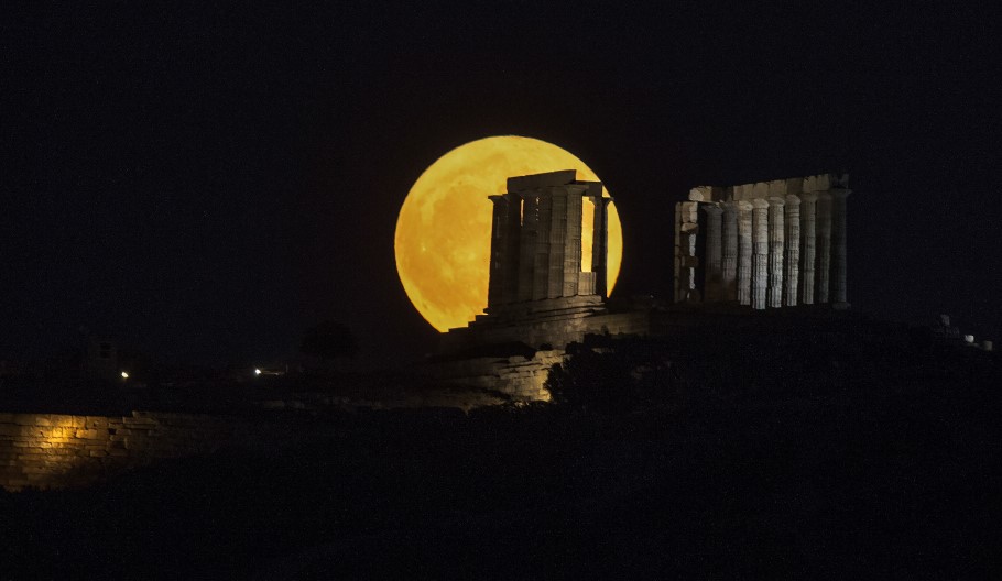 Η Metlen φωταγωγεί τον Ναό του Ποσειδώνα στο Σούνιο