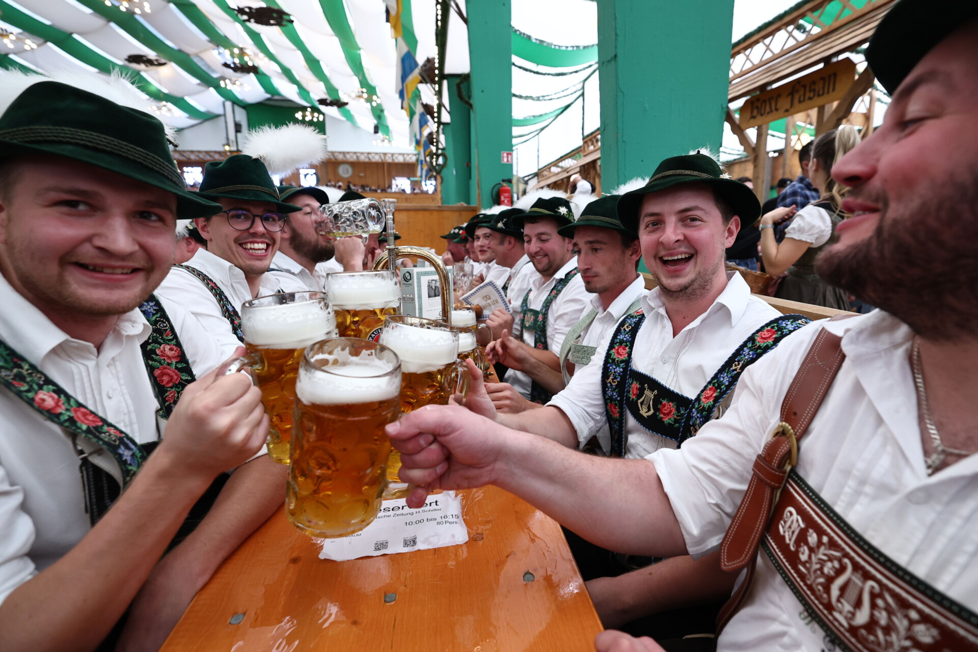 Μπύρες στο Oktoberfest © EPA/ANNA SZILAGYI