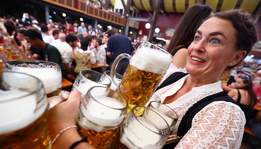 Oktoberfest © EPA/ANNA SZILAGYI