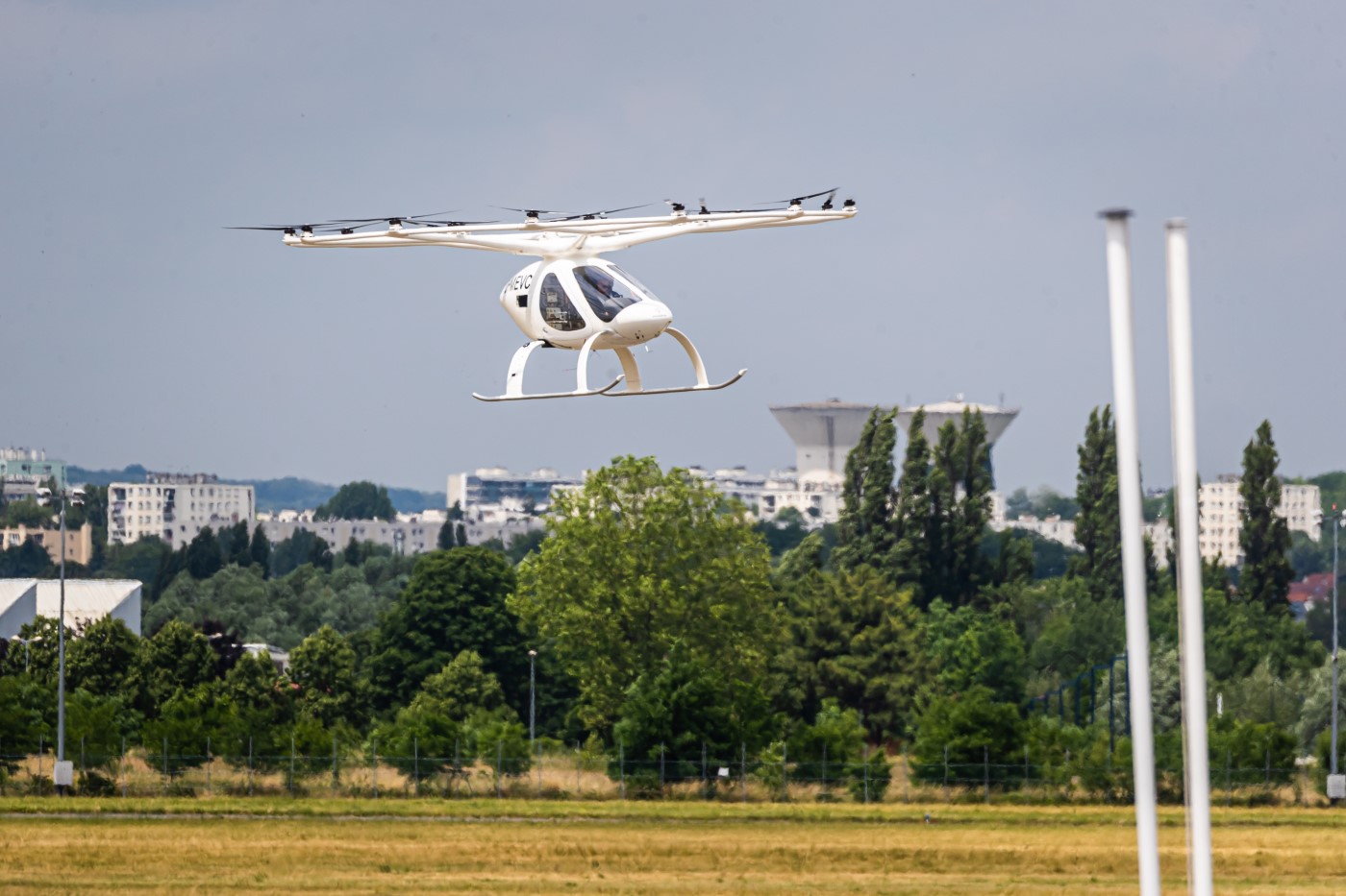 VoloCity, το ιπτάμενο ταξί της Volocopter, πραγματοποιεί δοκιμαστική πτήση στο Παρίσι © EPA/CHRISTOPHE PETIT TESSON