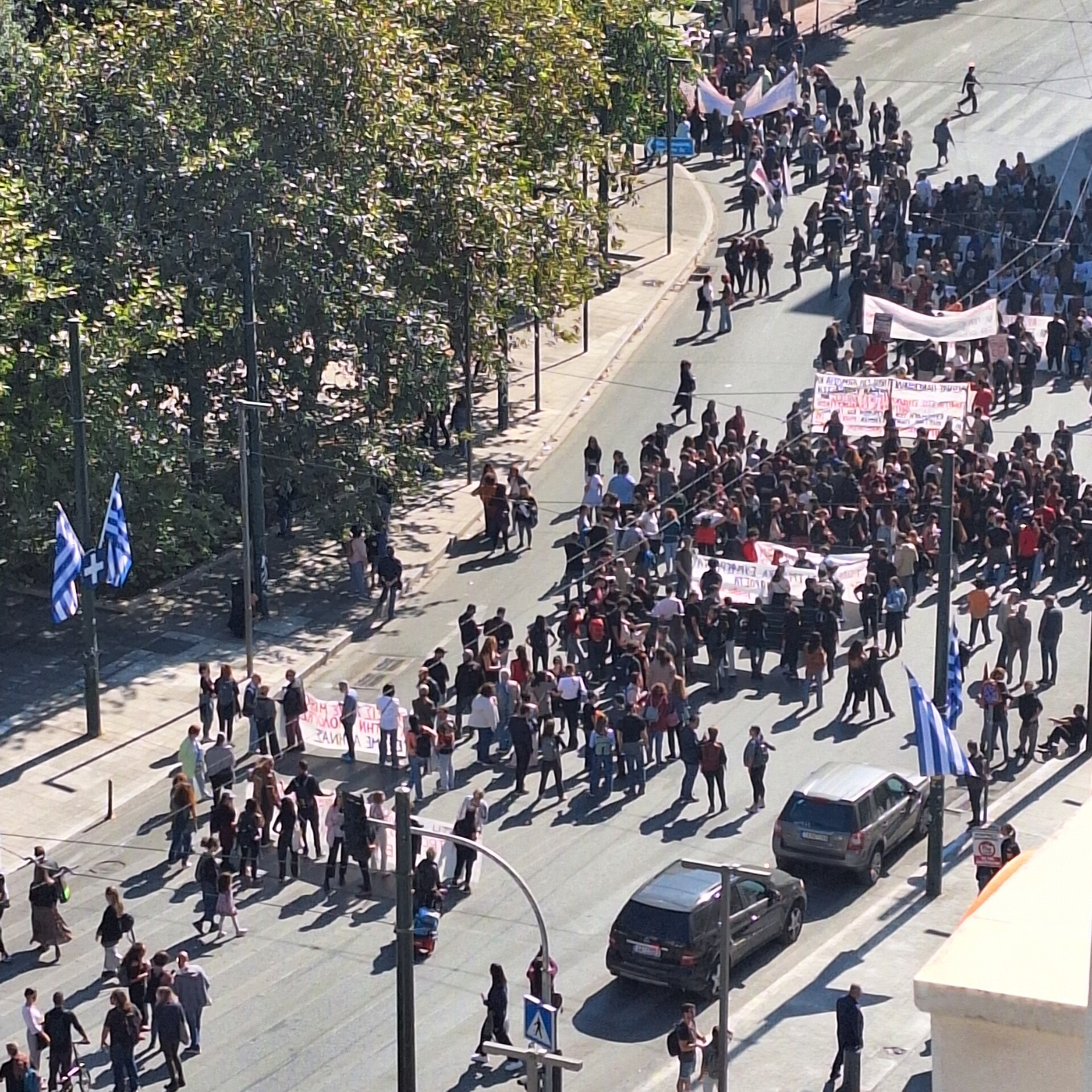 Η αγωνιστική γυμναστική της χτεσινής μέρας: μερικές δεκάδες διαδηλωτές οδήγησαν σε παράλυση την κίνηση στο κέντρο για πάνω από τρεις ώρες. Συνθήματα: αυξήσεις, όχι στην αξιολόγηση, λευτεριά στην Παλαιστίνη. Λίγο απ' όλα.