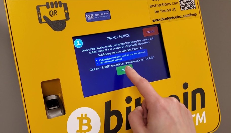 Bitcoin ATM: Σε έξαρση οι απάτες, πώς κλέβουν τους πολίτες