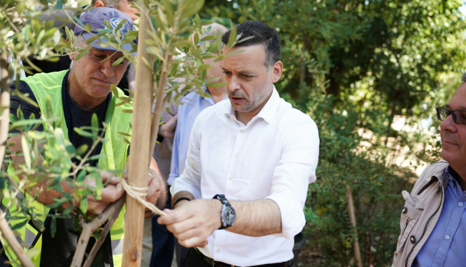 Ο Χάρης Δούκας σε δενδροφύτευση © Δήμος Αθηναίων