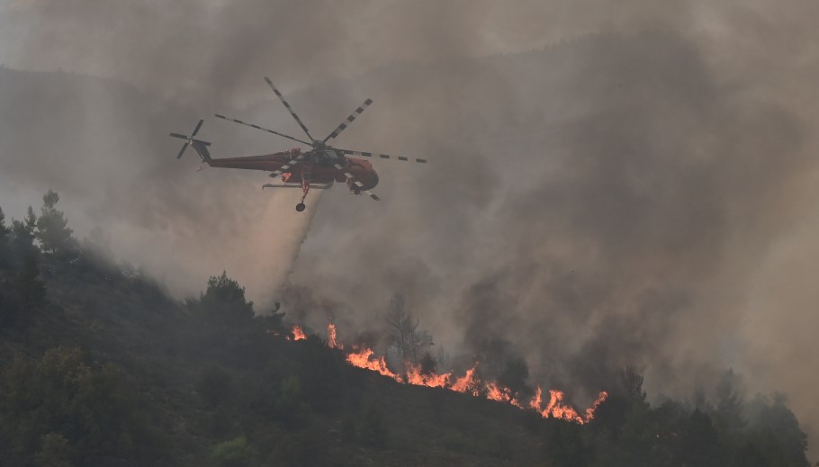 Φωτιά στο Ξυλόκαστρο: Συνεχίζει να καίει ανεξέλεγκτη