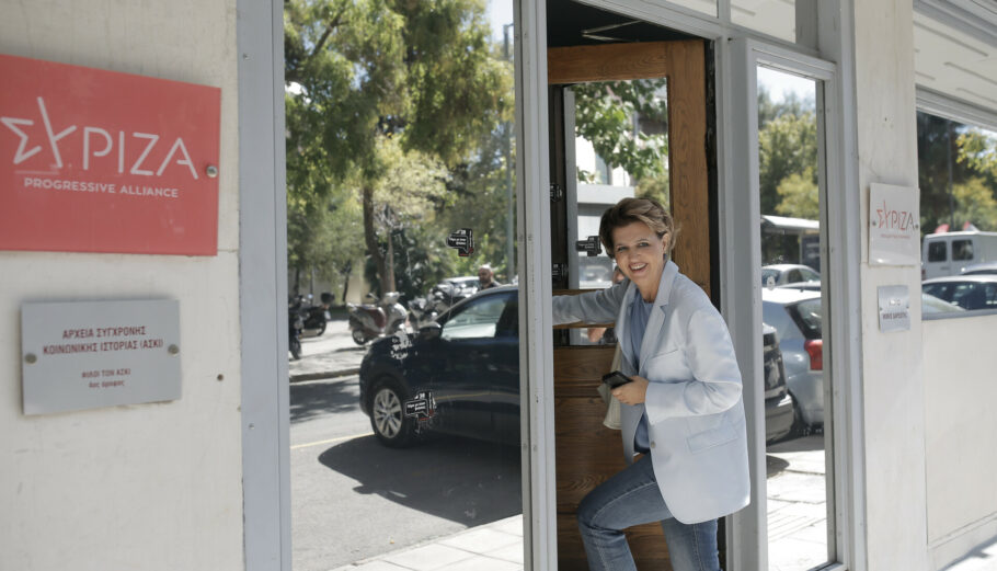 Η Όλγα Γεροβασίλη μέλος της πολιτικής γραμματείας του ΣΥΡΙΖΑ ΠΣ προσέρχεται στα γραφεία του κόμματος για τη συνεδρίαση του οργάνου © ΑΠΕ-ΜΠΕ/ΚΩΣΤΑΣ ΤΣΙΡΩΝΗΣ