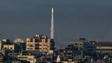 Επίθεση της Χαμάς με ρουκέτες στο Ισραήλ © EPA/MOHAMMED SABER