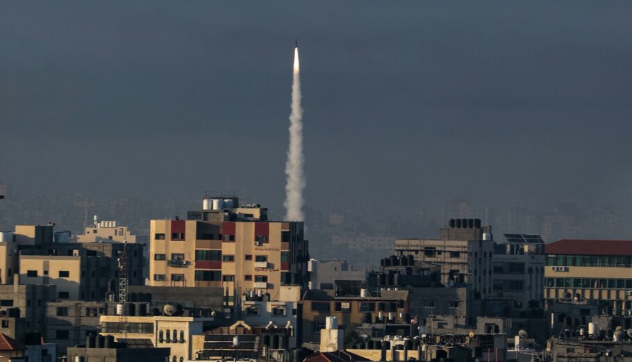 Επίθεση της Χαμάς με ρουκέτες στο Ισραήλ © EPA/MOHAMMED SABER