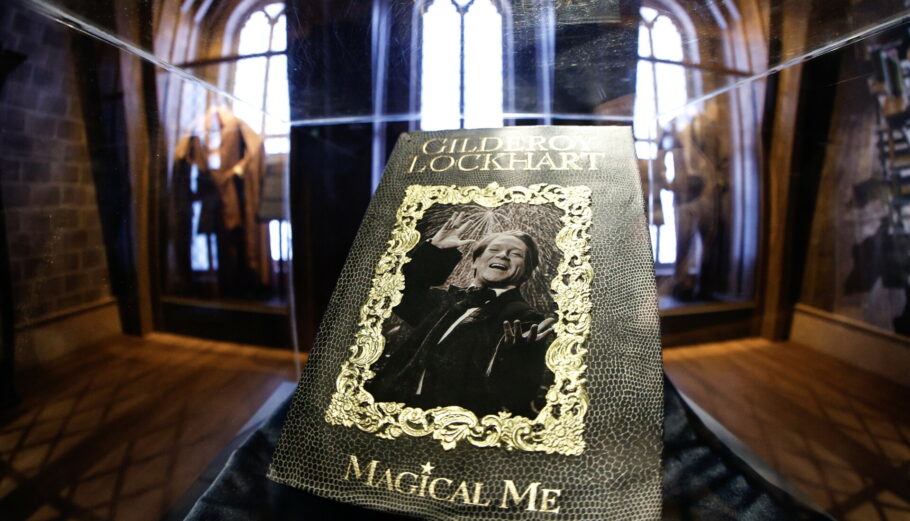 Βιβλίο του Γκιλντρόι Λόκχαρτ στη Harry Potter The Exhibition © EPA/RODRIGO JIMENEZ