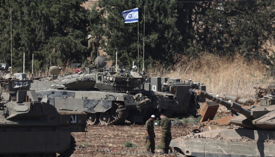 Τεθωρακισμένα του ισραηλινού στρατού © EPA/ATEF SAFADI