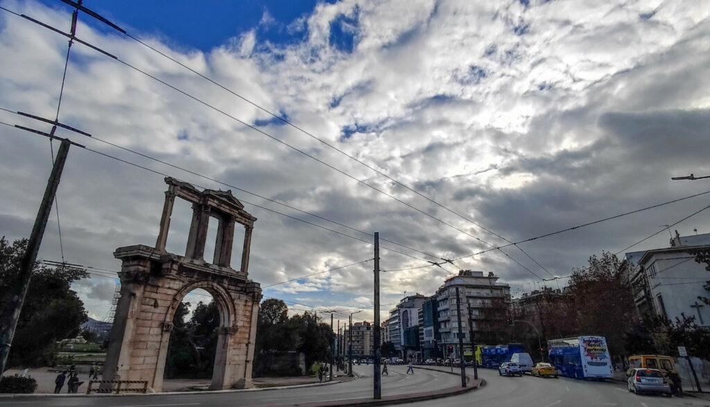 Νεφελώδης ο καιρός την Τρίτη με υψηλές θερμοκρασίες