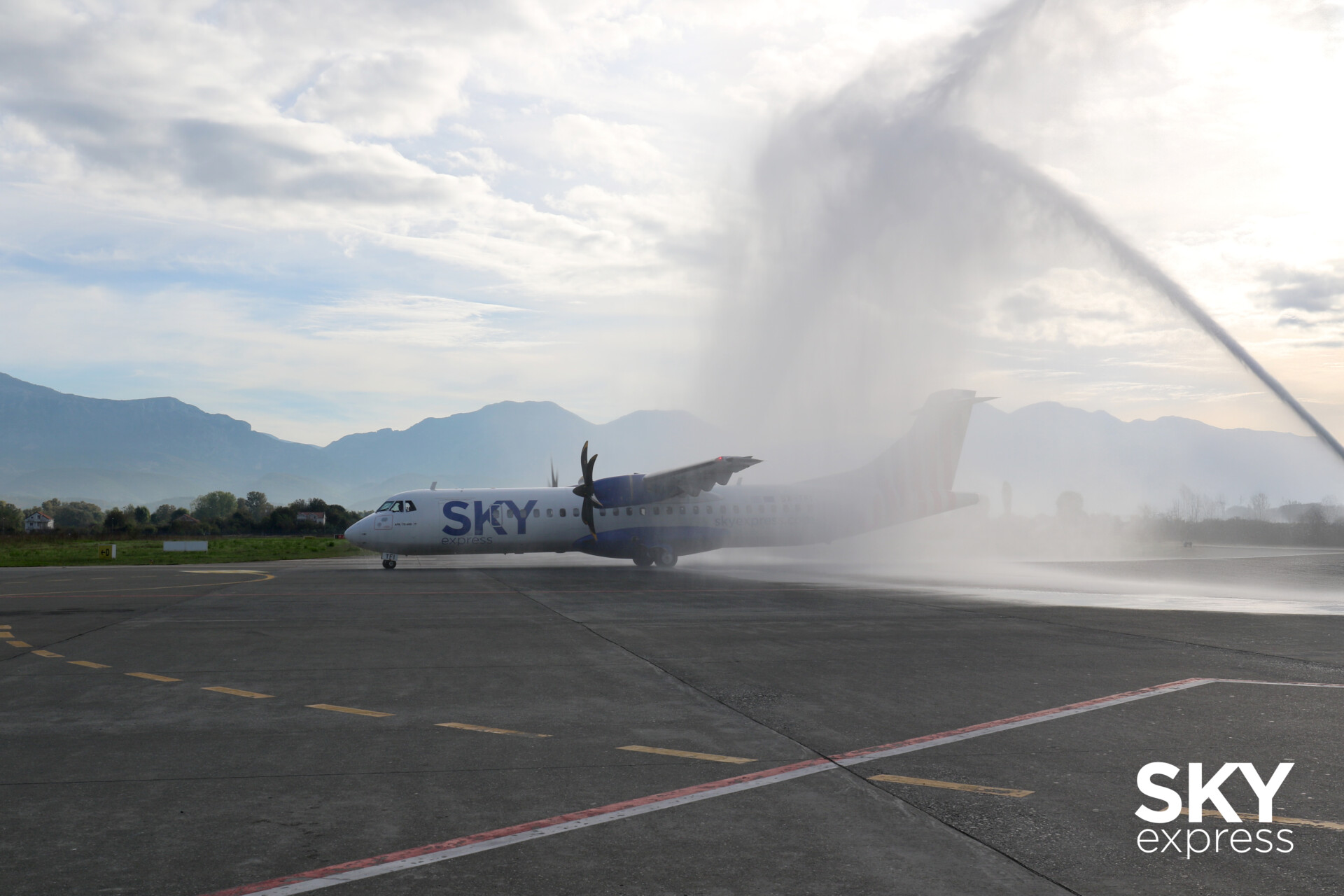 Aεροσκάφος που πάει Τίρανα © Sky express