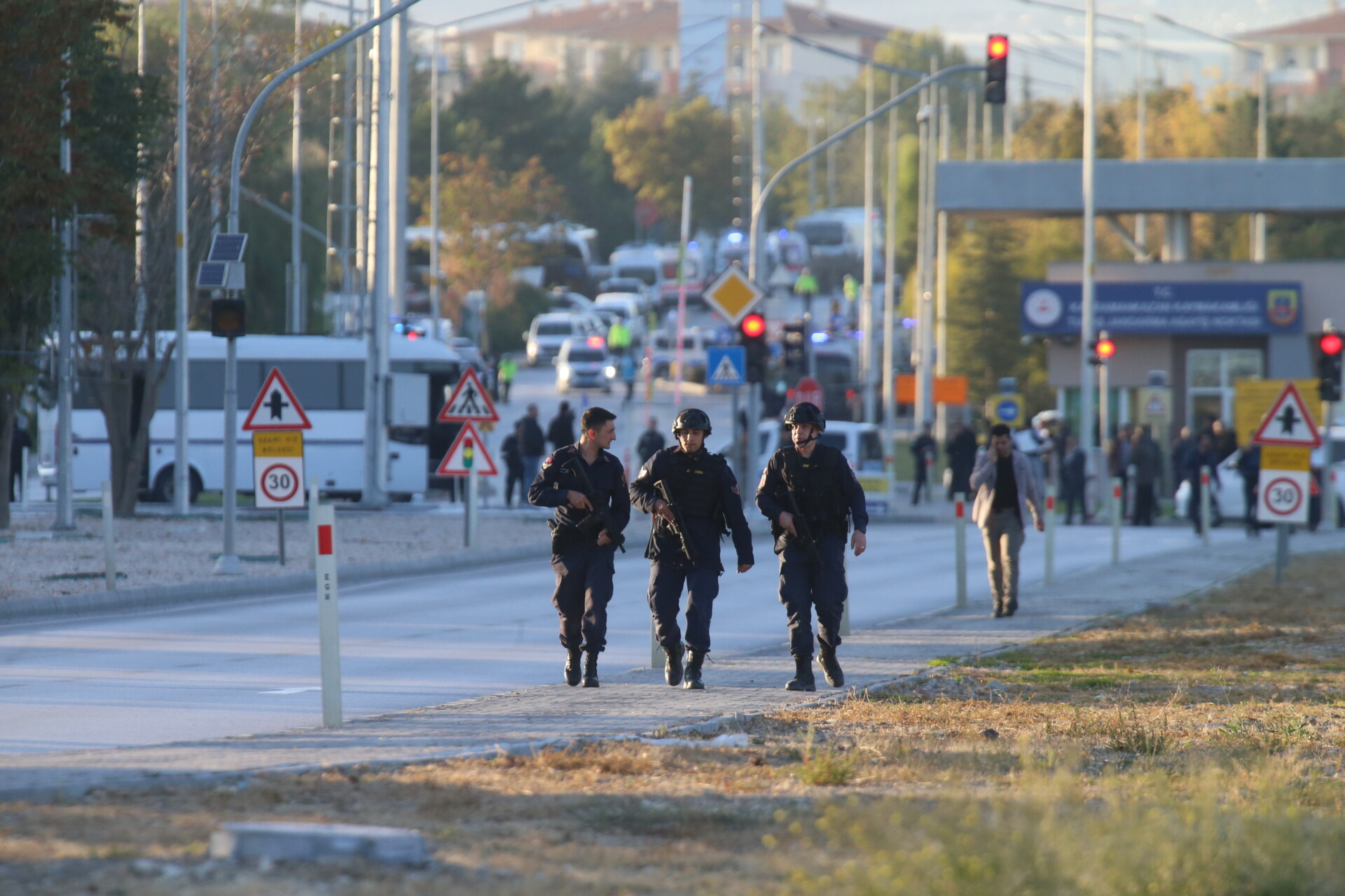 Αστυνομικοί στο σημείο της τρομοκρατικής επίθεσης στην Τουρκία © EPA/NECATI SAVAS