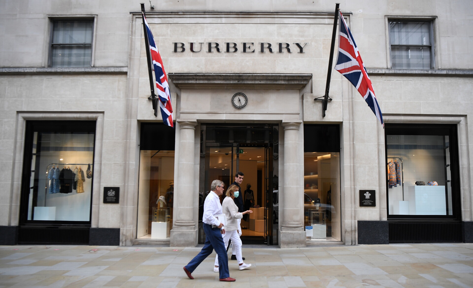 Η ιταλική Moncler εξετάζει την εξαγορά της Burberry