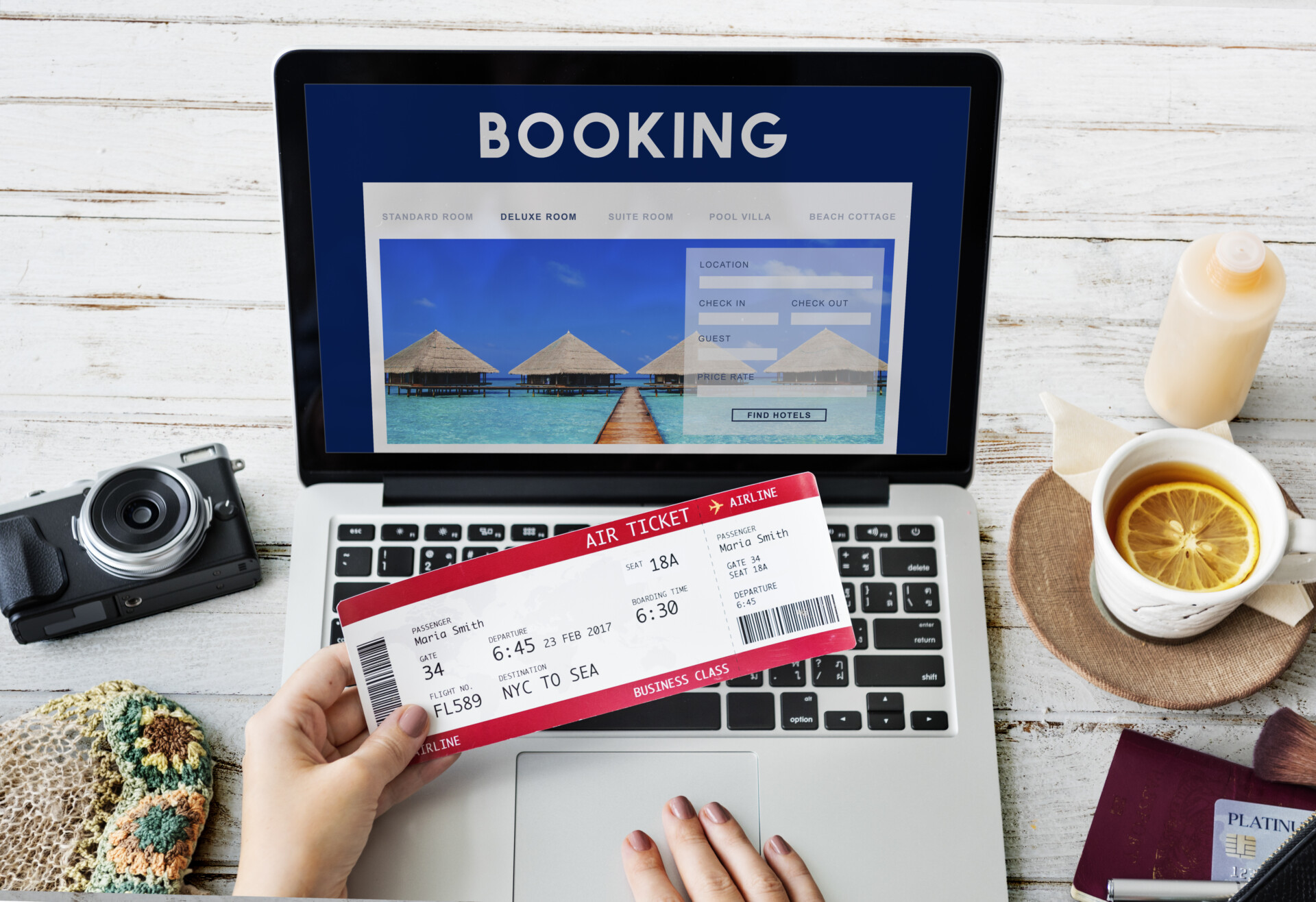 Booking: Στο τραπέζι η περικοπή θέσεων εργασίας