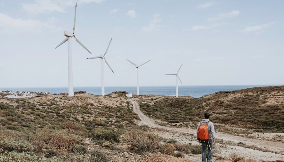 Βιώσιμη ανάπτυξη και έργα ΑΠΕ στα ελληνικά νησιά © freepik