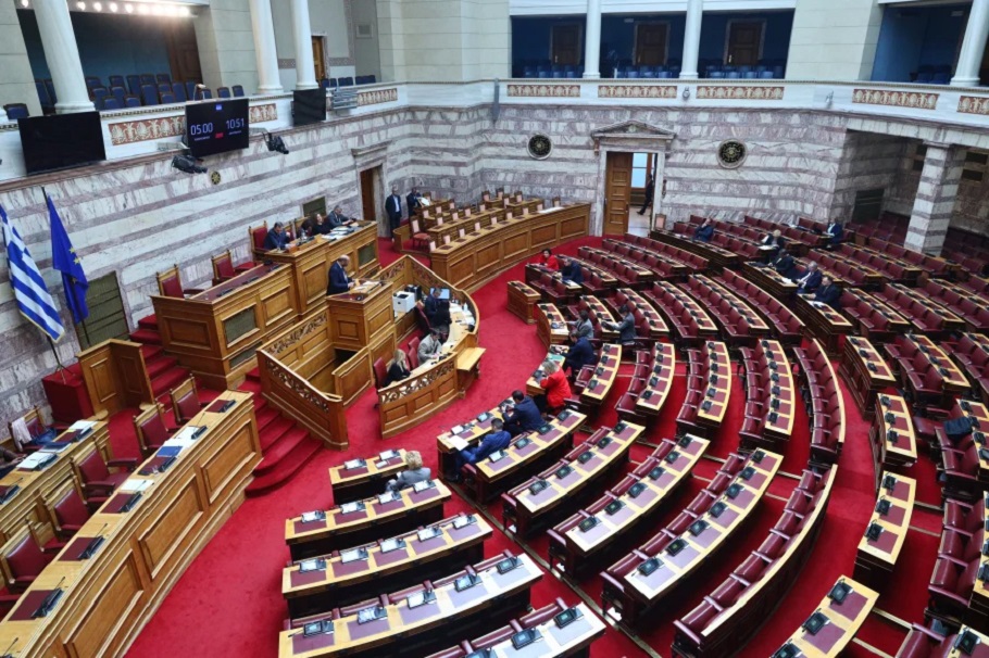 Στη Βουλή τα μέτρα για τράπεζες, χαμηλοσυνταξιούχους και ένστολους