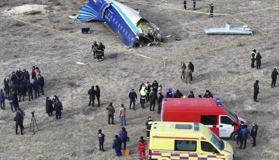 Συντριβή αεροσκάφους της Azerbaijan Airlines στο Καζακστάν © EPA/AZAMAT SARSENBAYEV