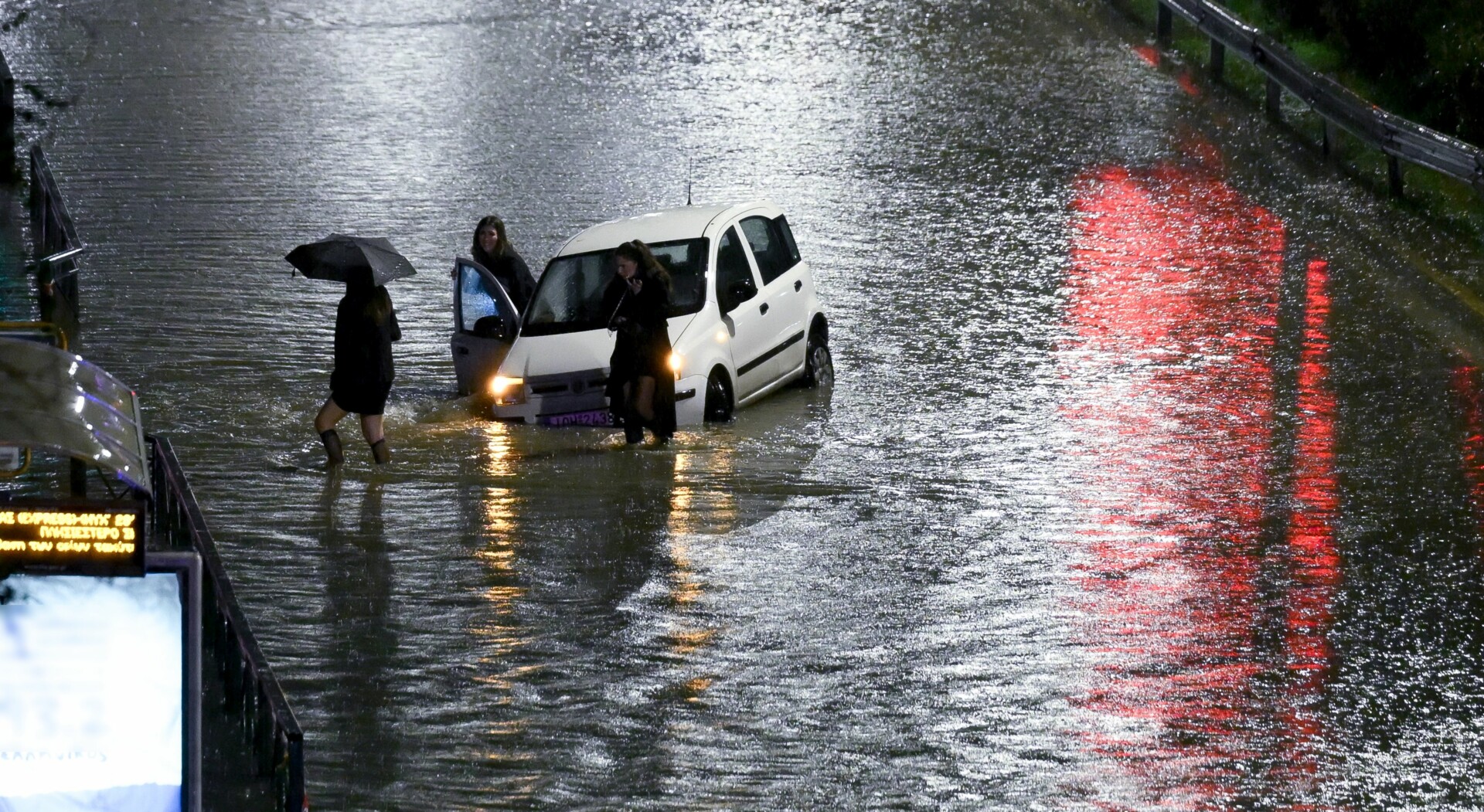 Επιμένει η κακοκαιρία: Προβλήματα σε Αττική και Εύβοια