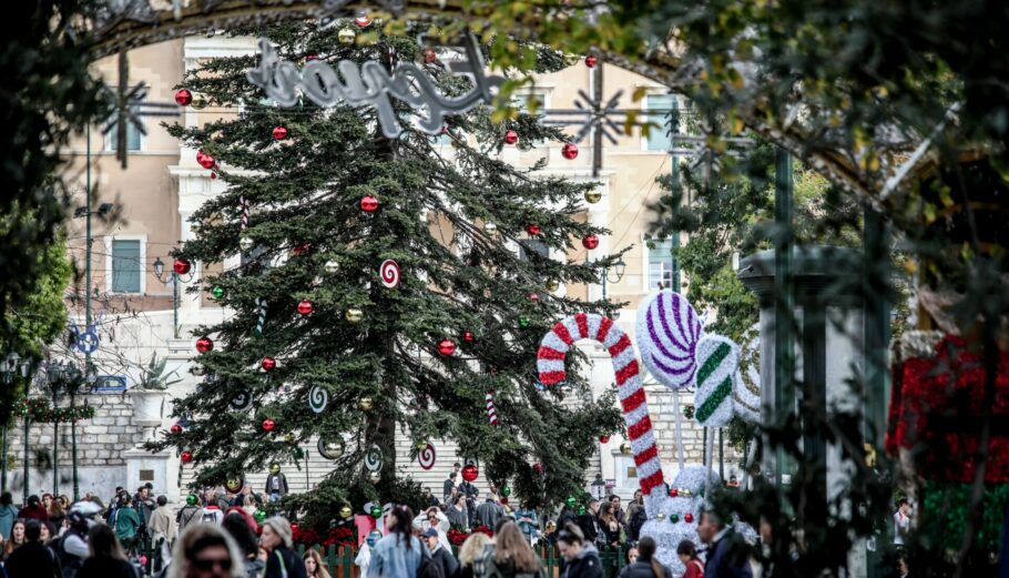 Κόσμος στο στολισμένο κέντρο της Αθήνας © EUROKINISSI