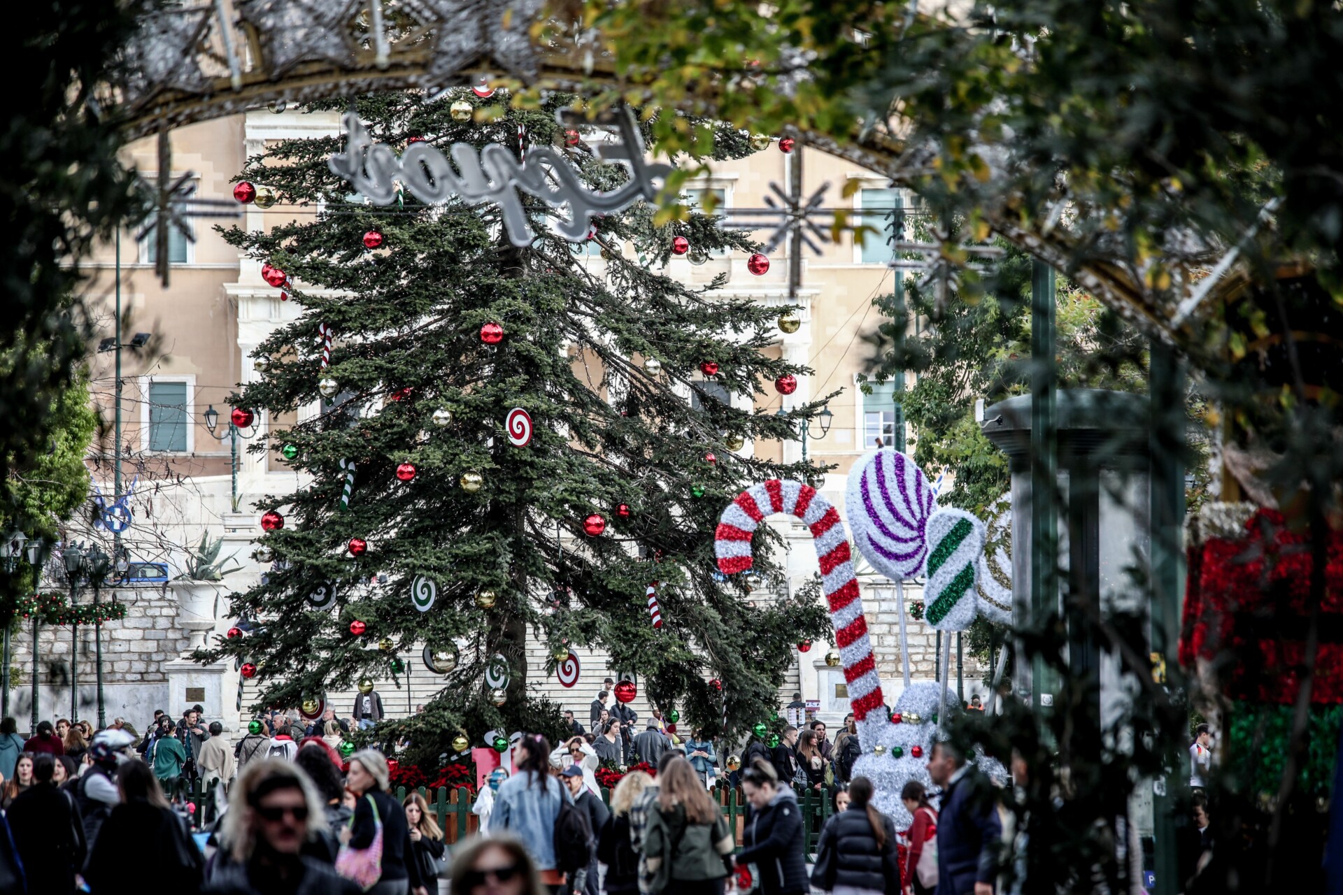 Μποναμάς με αυξήσεις σε συντάξεις και επιδόματα τα Χριστούγεννα