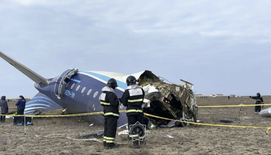 Συντριβή αεροσκάφους της Azerbaijan Airlines © EPA/KAZAKHSTAN EMERGENCIES MINISTRY HANDOUT -- BEST QUALITY AVAILABLE -- MANDATORY CREDIT -- HANDOUT EDITORIAL USE ONLY/NO SALES