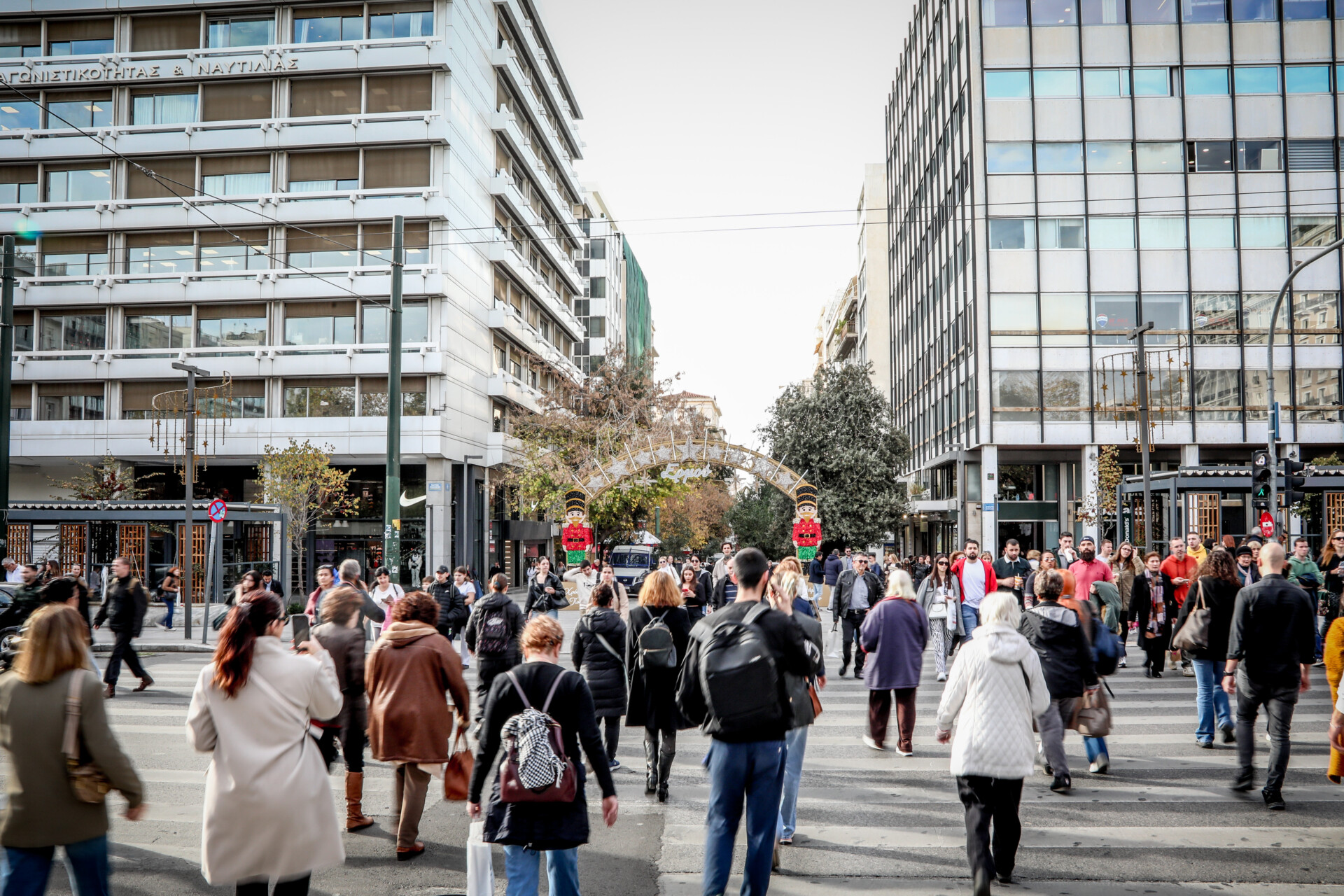 Καιρός: Ηλιοφάνεια με αραιές νεφώσεις και τοπικές βροχές τη Δευτέρα