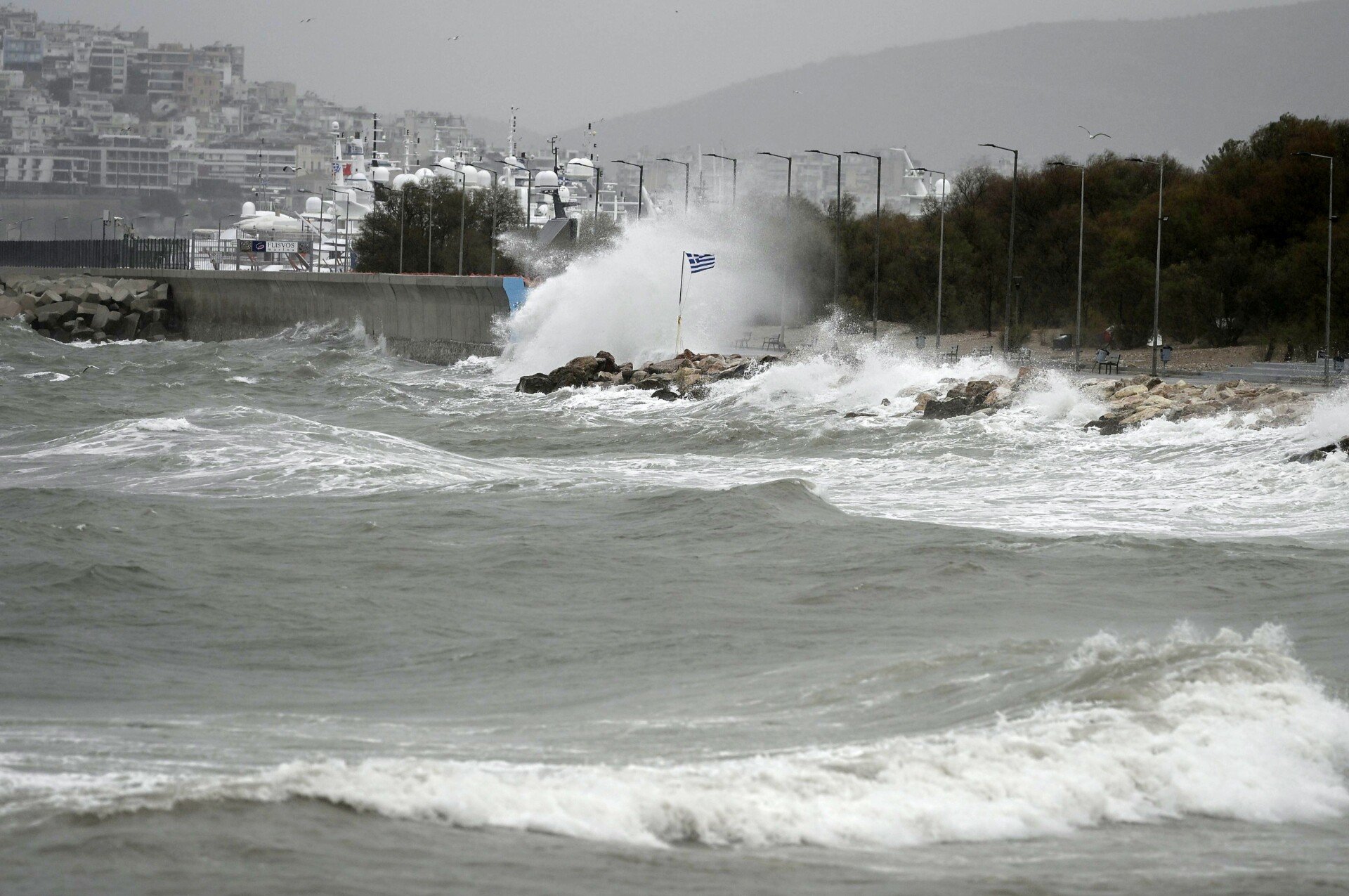 ΚΥΜΑΤΑ ΙΣΧΥΡΟΙ ΑΝΕΜΟΙ ΠΑΛΑΙΟ ΦΑΛΗΡΟ ΦΛΟΙΣΒΟΣ