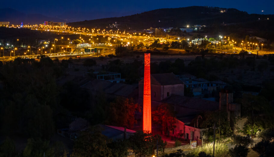 Η Reds φώτισε την καμινάδα του ιστορικού οινοποιείου του Καμπά στην περιοχή της Κάντζας © Reds