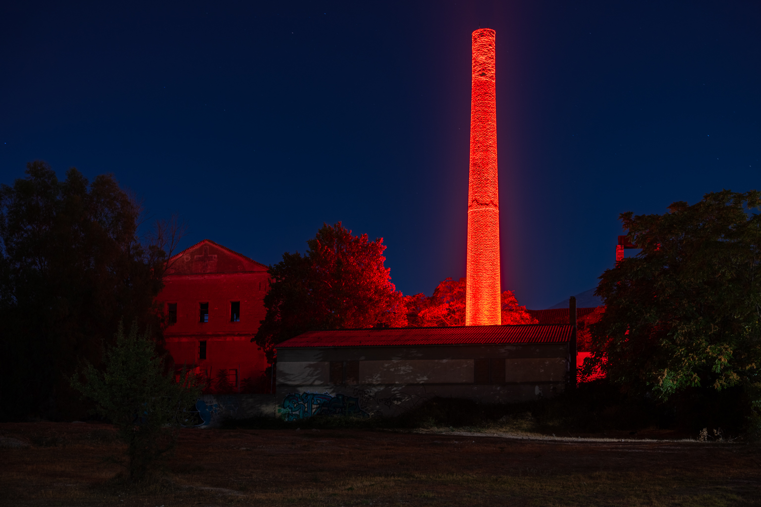 Η Reds φώτισε την καμινάδα του ιστορικού οινοποιείου του Καμπά στην περιοχή της Κάντζας © Reds