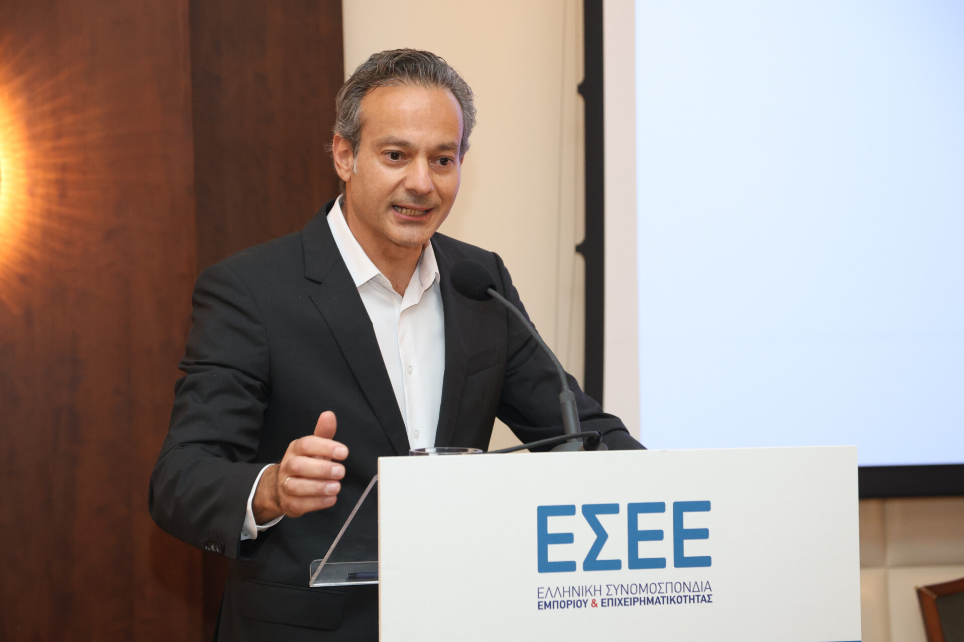 Καφούνης: Πώς πρέπει να προσδιορίζεται ο κατώτατος μισθός